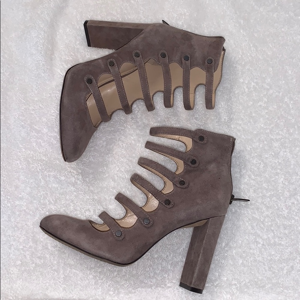 Vince Camuto closed toed heels